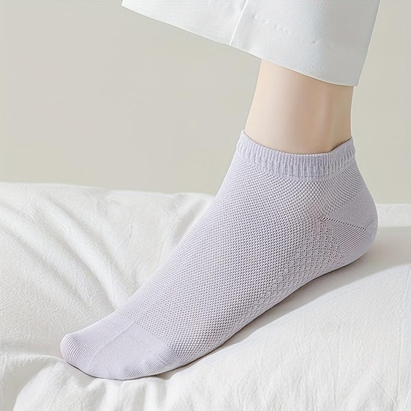 7 pairs Ladies' polyester fiber socks are made of polyester fiber material, featuring characteristics such as abrasion resistance and stiffness