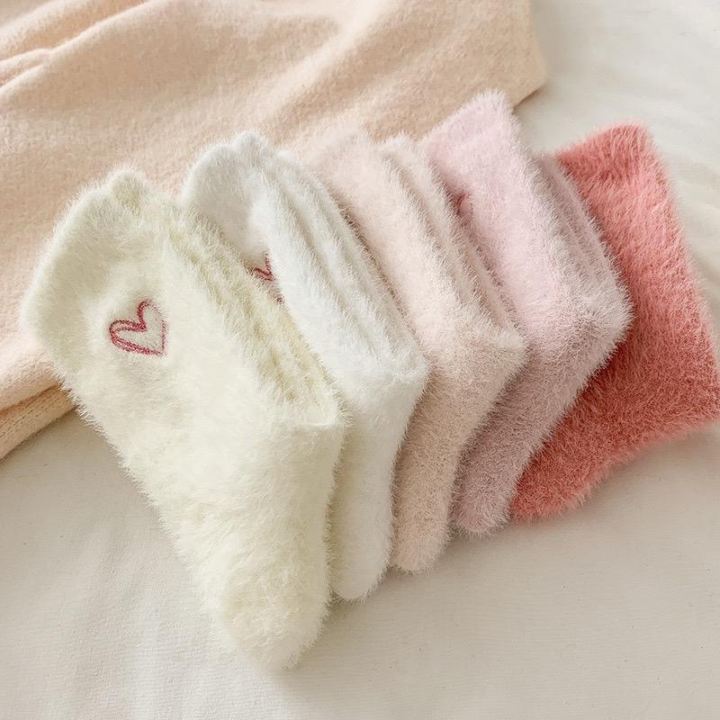 5 Pairs Heart Embroidery Socks, Cute & Warm Fluffy Thick  Socks  Women's Stockings &Hosiery Soft Ankle Socks Fit Fuzzy Stretchy Everyday Embroidered Womenswear Comfort Winter