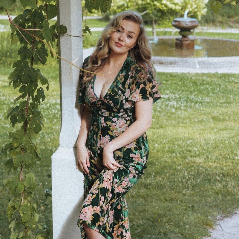 Retro Stage 1930s Green Velvet Printed V-Neck Jumpsuit Ruffled Sleeves and Cinched Waist Featuring Loose Wide-Leg Pants Perfect for Casual Outings Dates Parties and Vacations Offers an Elegant Look Accentuates the Waistline for Effortless Style romper