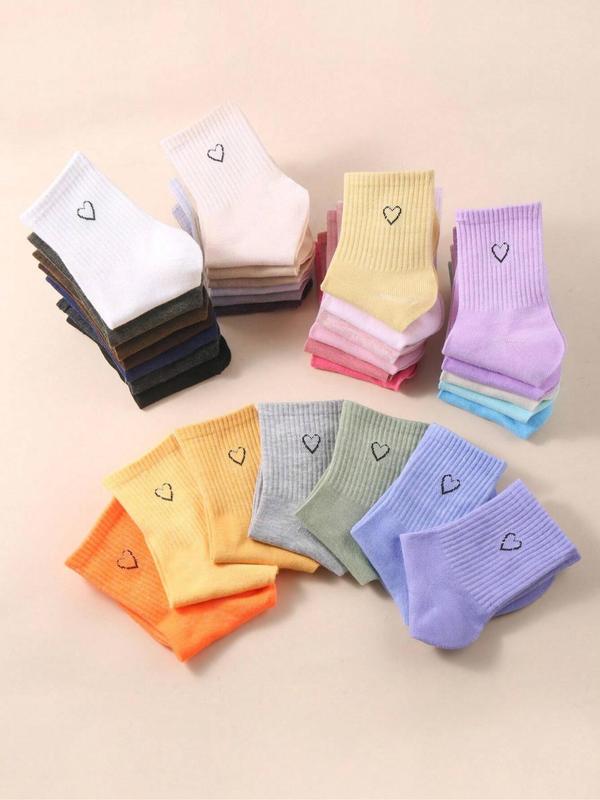 Random Color Heart Pattern Crew Socks, Casual Moisture Wicking Socks, Soft Comfy Breathable Socks for All Seasons Daily Wear