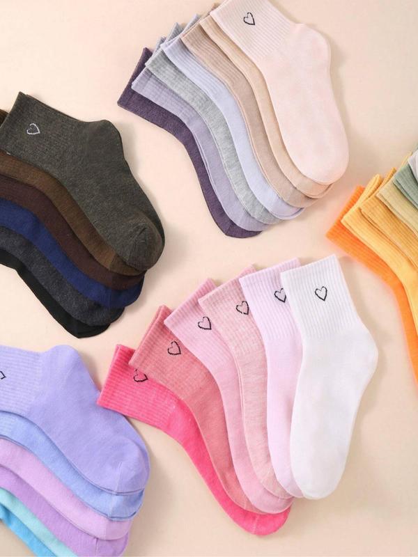 Random Color Heart Pattern Crew Socks, Casual Moisture Wicking Socks, Soft Comfy Breathable Socks for All Seasons Daily Wear